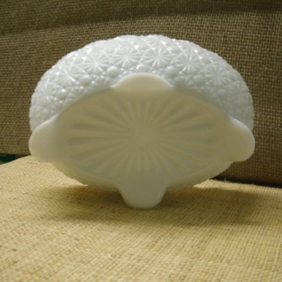 Vintage Fenton Milk Glass Daisy & Button Footed Dish - Picture 14 of 16